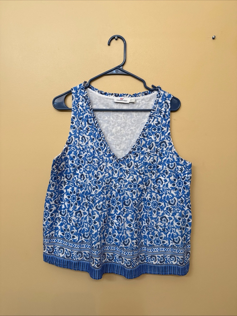 Vineyard Vines Blue and White Floral V-Neck Sleeveless Top